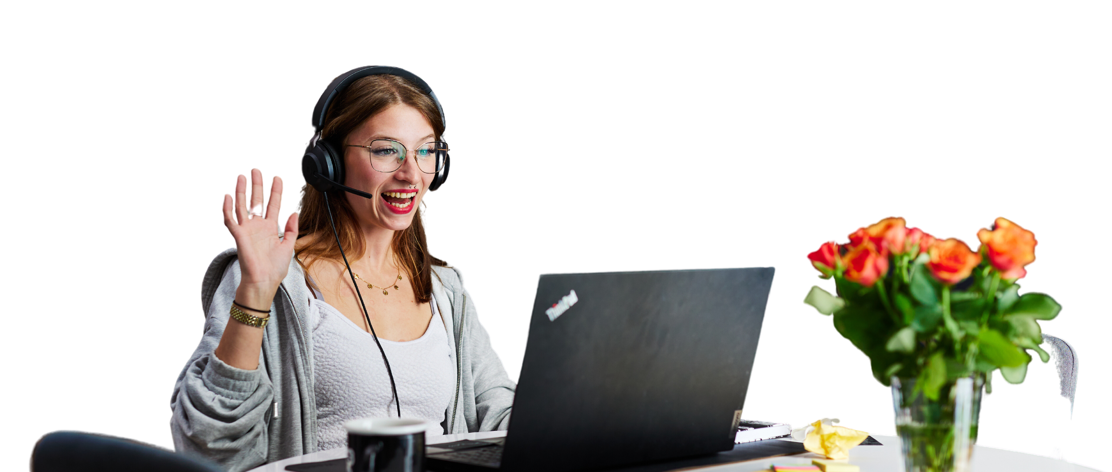 Frau sitzt an Schreibtisch mit Laptop