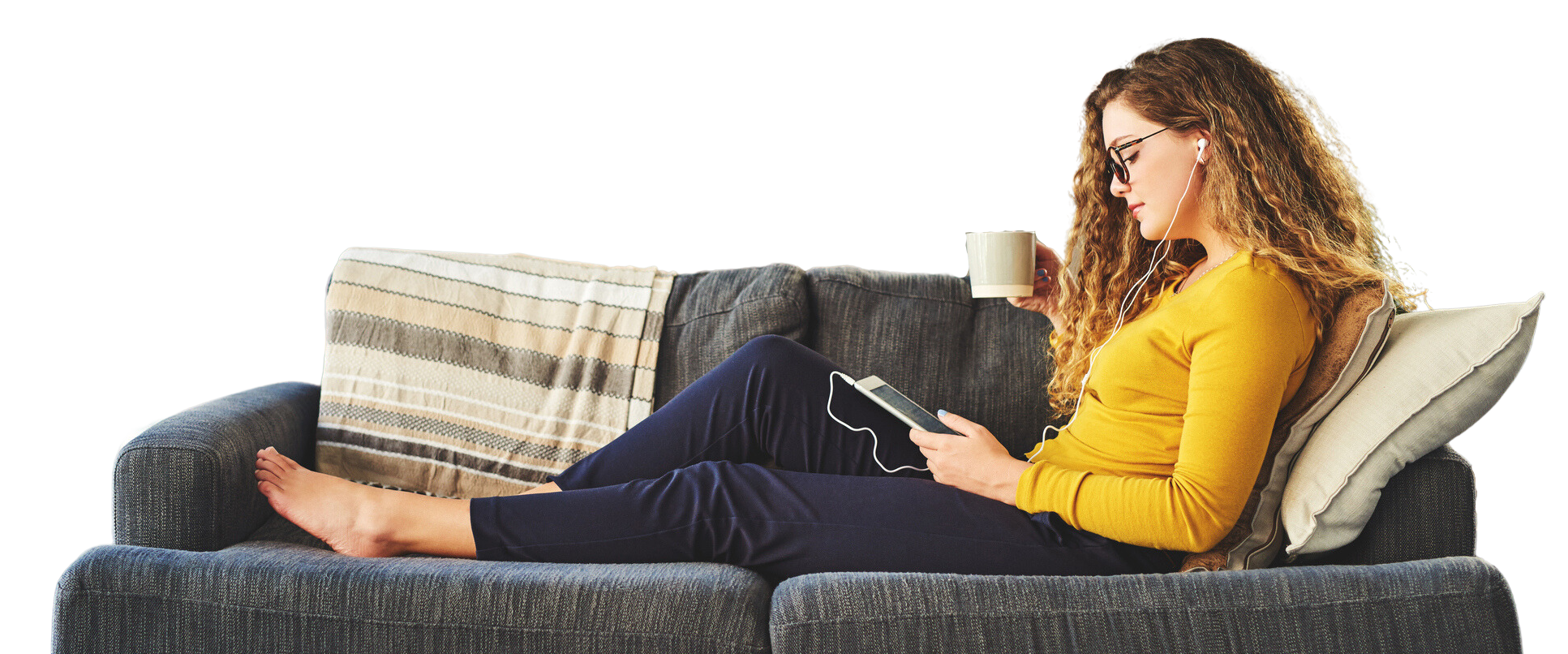 Eine Frau liegt auf ihrem Sofa und checkt die Service-Zeiten auf der eins-Website