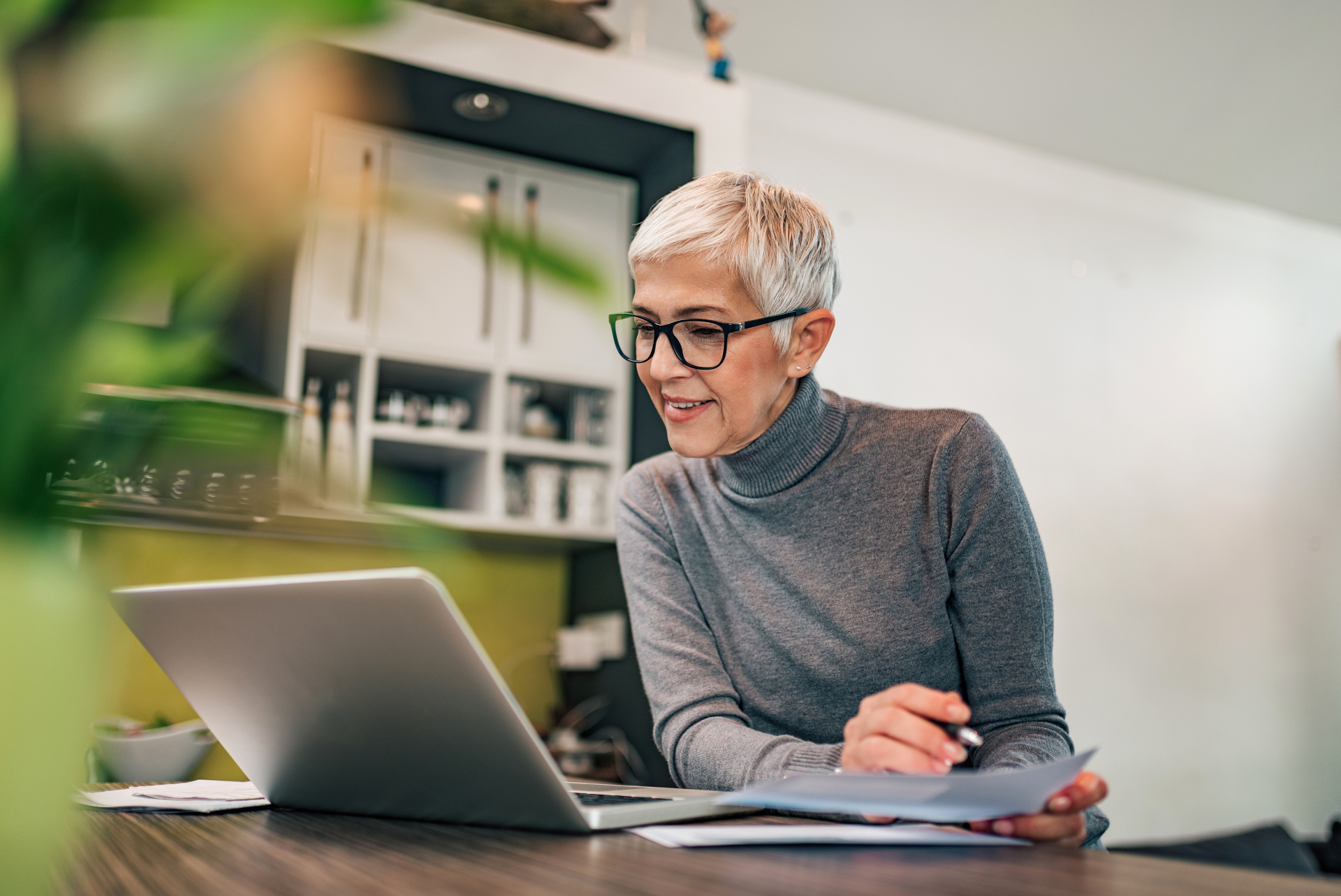 Frau sitzt vor Laptop