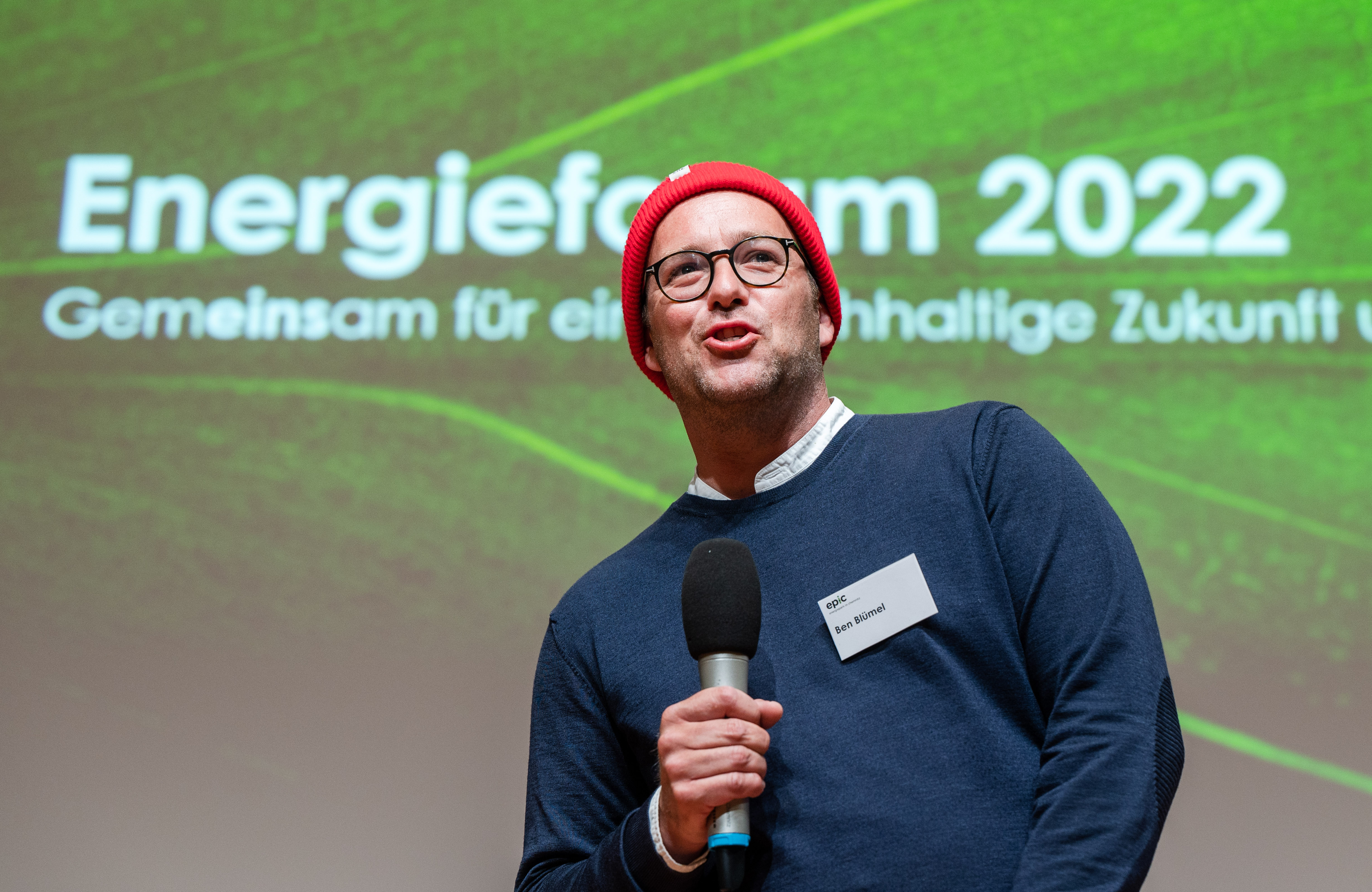 Redner spricht beim Energieform 2022 über nachhaltige Zukunftsideen.