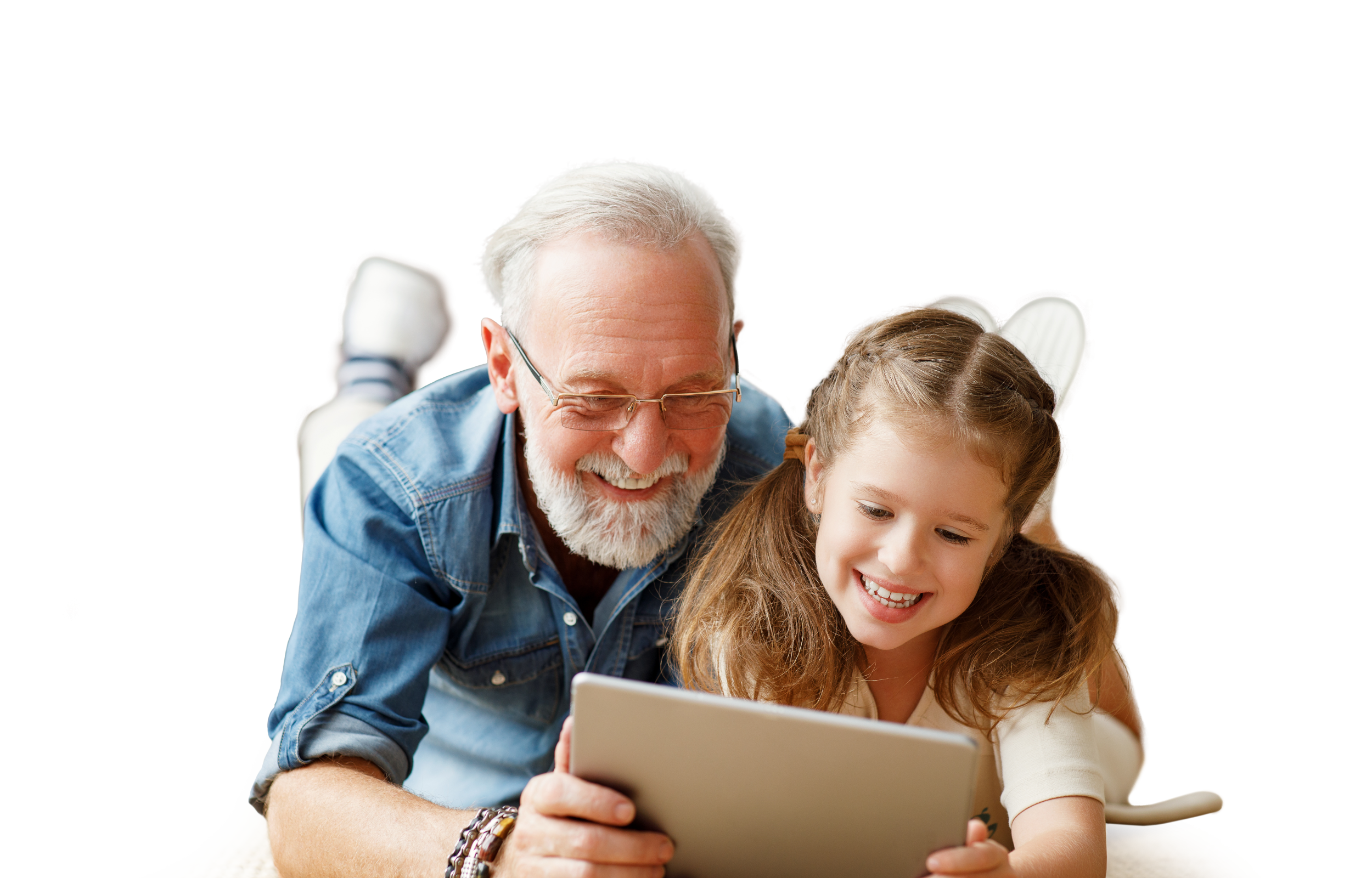 Opa und Enkelin schauen auf ein Tablet, liegen dabei auf dem Boden