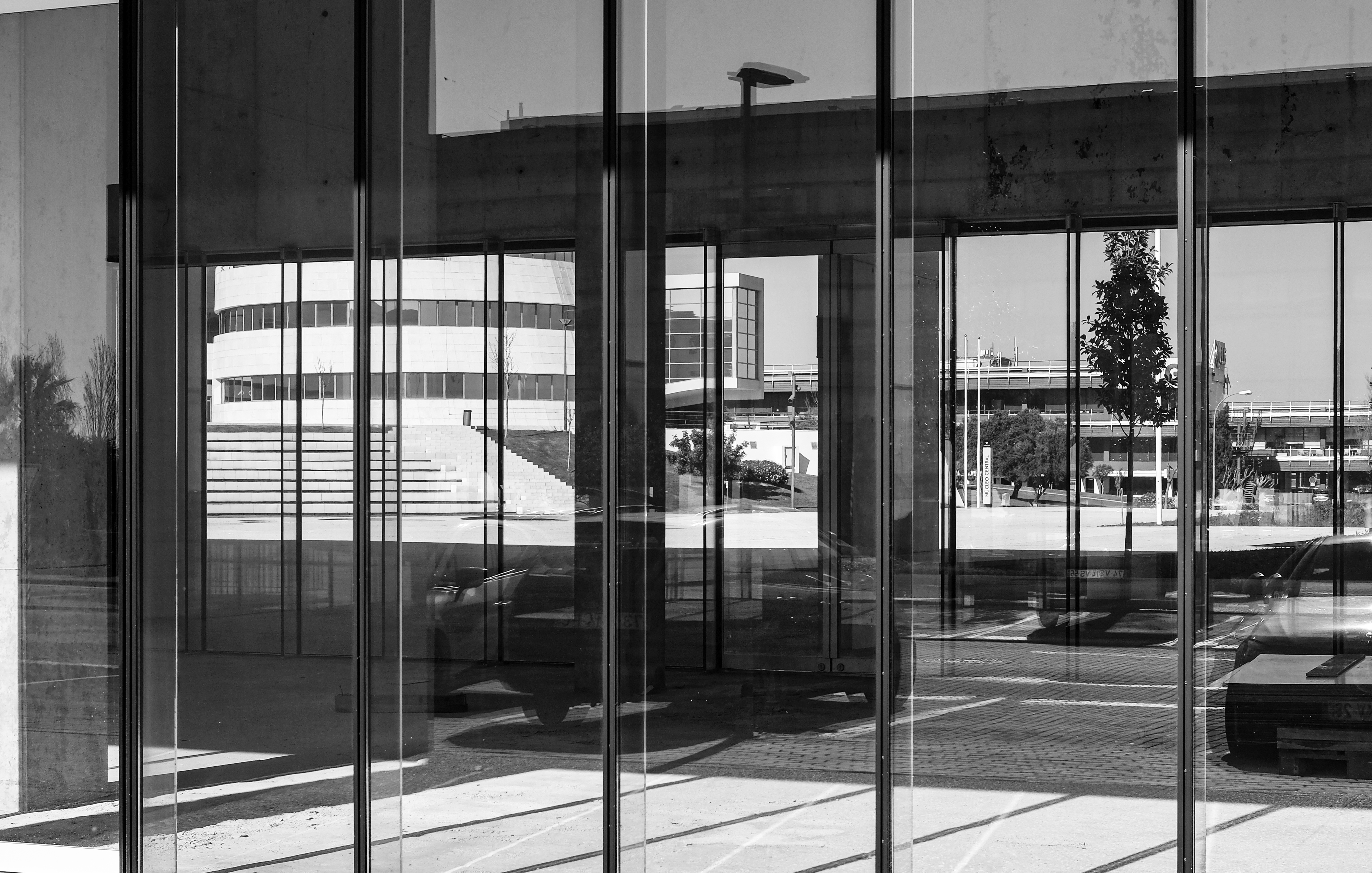 Glasfassade eines Bürogebäudes